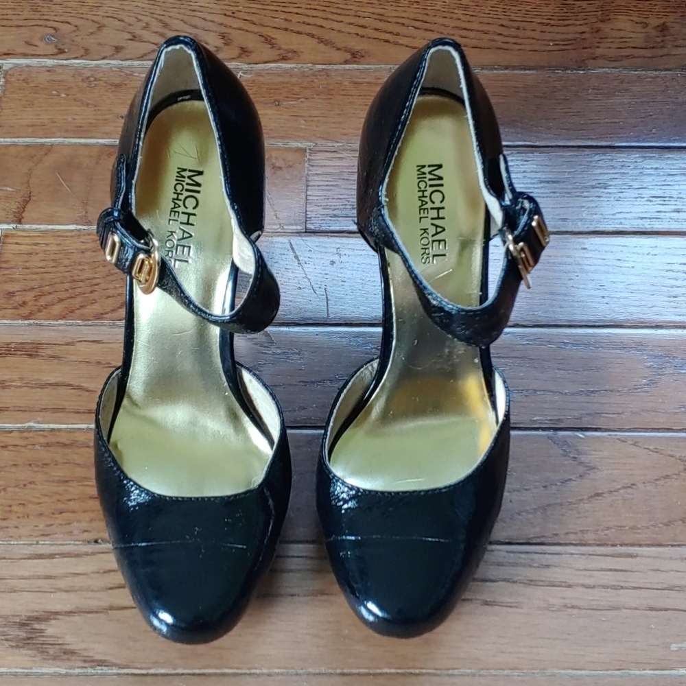 Michael Kors Classic Round Toe Pump Size 8